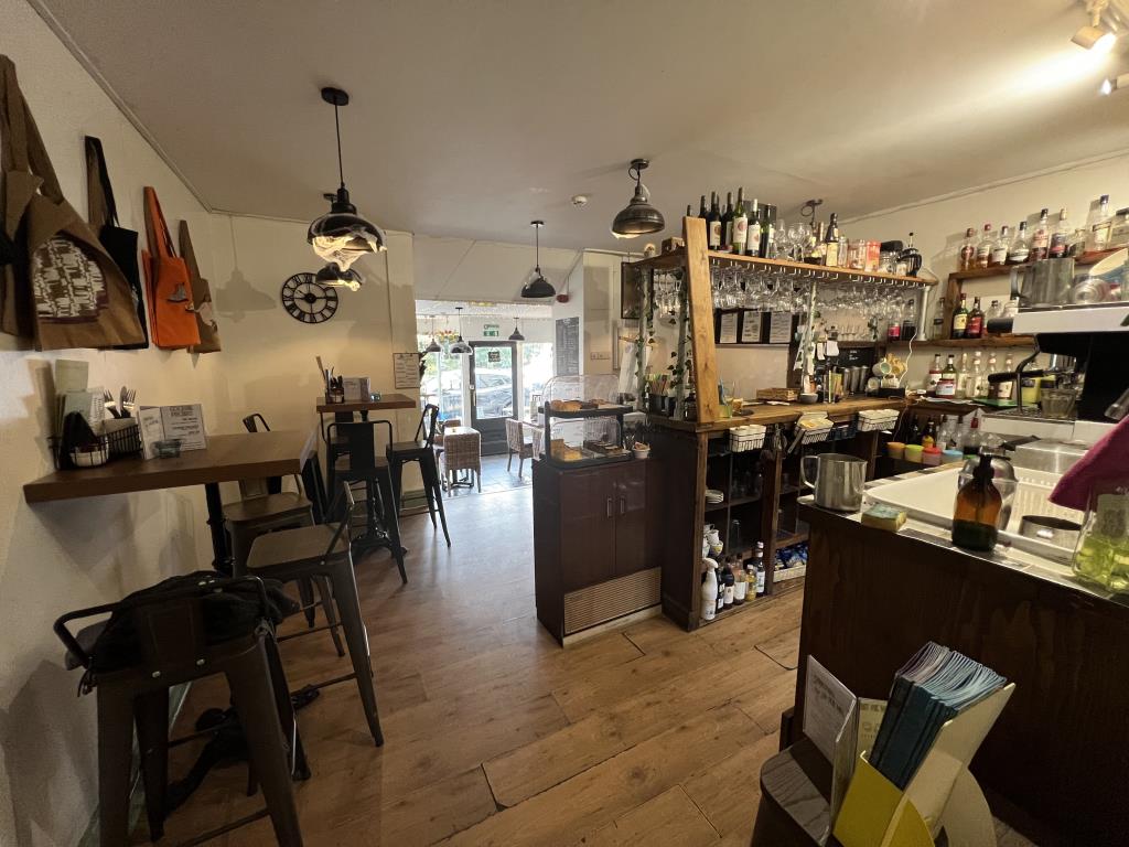 Lot: 93 - COMMERCIAL INVESTMENT - General view of the serving bar